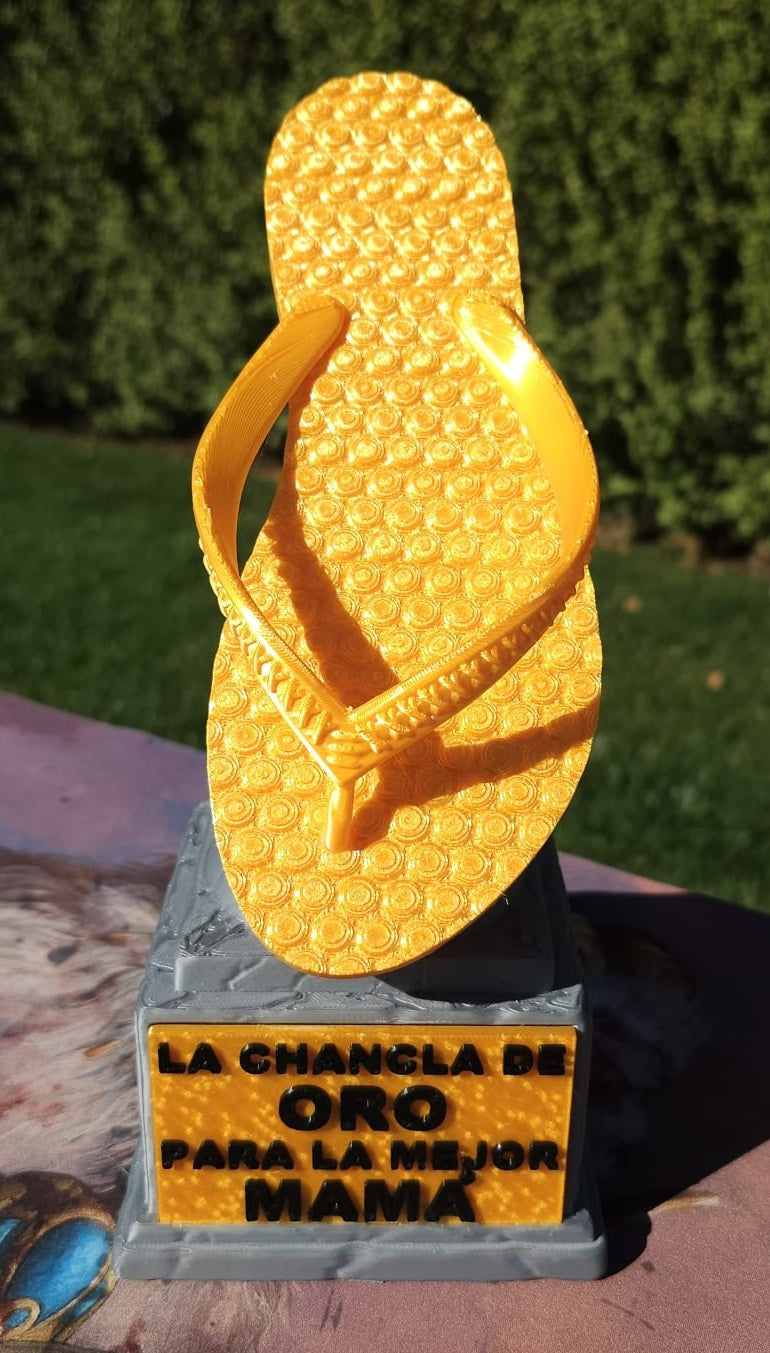 Trofeo "La Chancla Dorada a la Mejor Mamá"