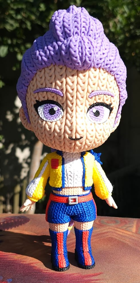 Figura Amigurumi Inspirada en Rumy Heroína Anime de Cabello Violeta – Impresa en 3D